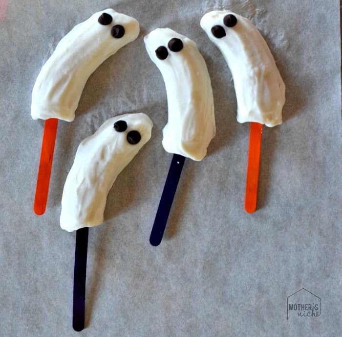 How to Make BOOnana pops for Halloween + other healthy Halloween snack ideas