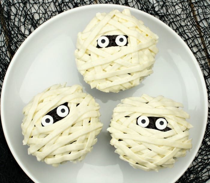 SUPER EASY Mummy Cupcakes + our favorite Halloween Dinner tradition